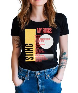 Czarna koszulka muzyczna STING "My Songs" z nadrukiem tytułów utworów i logo na przodzie, widoczna przy kieszeniach jeansów.