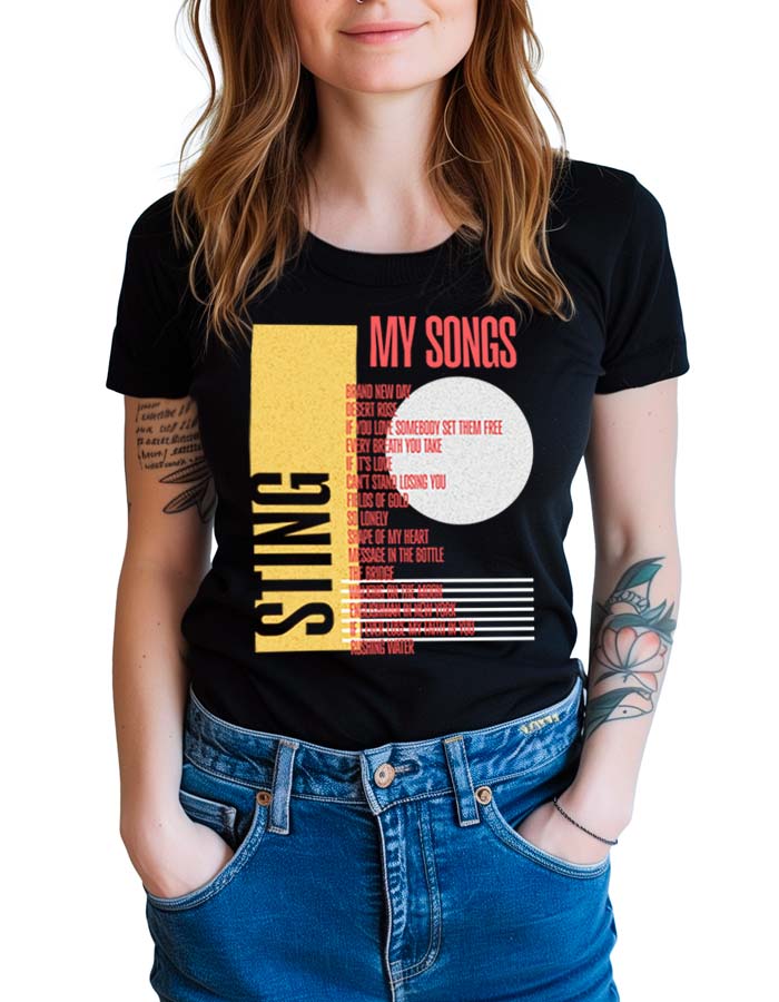 Czarna koszulka muzyczna STING "My Songs" z nadrukiem tytułów utworów i logo na przodzie, widoczna przy kieszeniach jeansów.