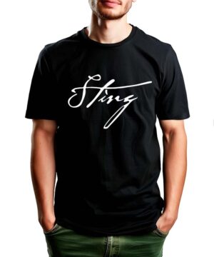 Czarna koszulka muzyczna STING z dużym, białym nadrukiem nazwy w stylu cursive na przodzie. Koszulka męska.