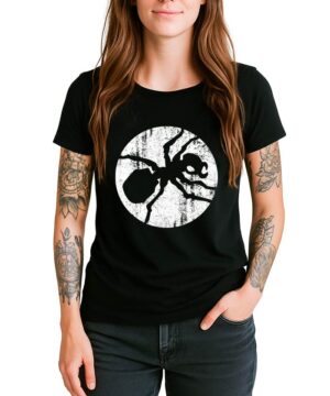 Czarna koszulka damska THE PRODIGY "Ant distressed" z białym okręgiem i sylwetką mrówki, modelka z długimi włosami.