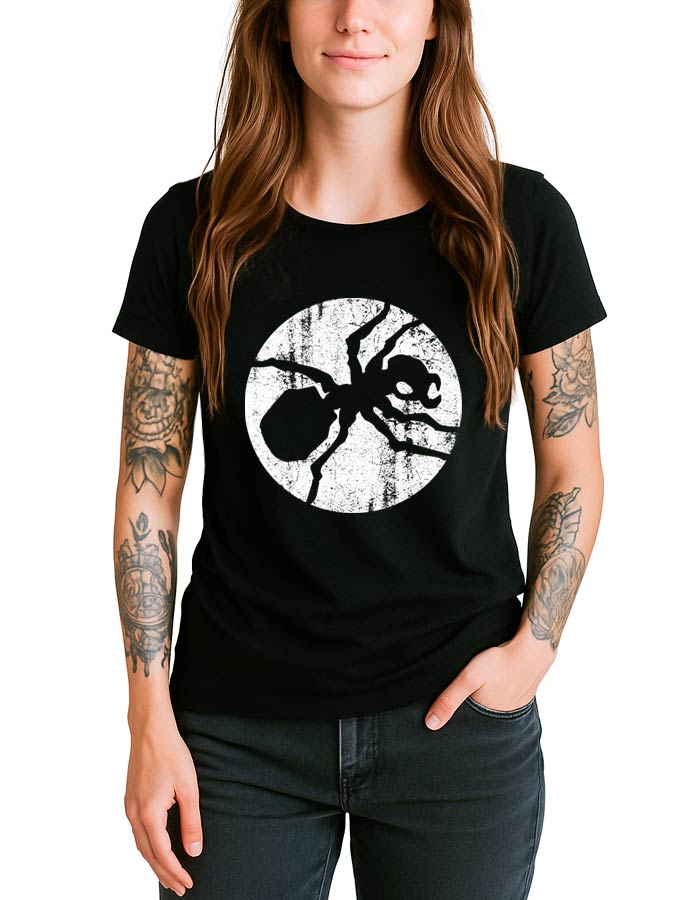 prodigy-tshirt-damski-koncertowy-czarny-ant-distressed Czarna koszulka damska THE PRODIGY "Ant distressed" z białym okręgiem i sylwetką mrówki, modelka z długimi włosami.