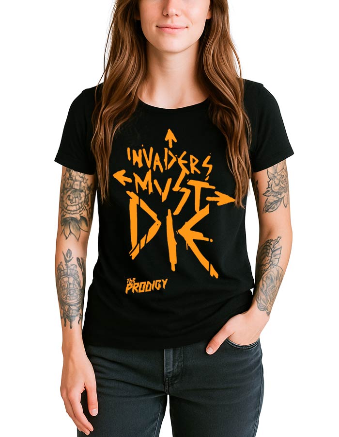 Czarna koszulka damska THE PRODIGY "Invaders must die" z pomarańczowym napisem, prezentowana przez osobę z długimi włosami.
