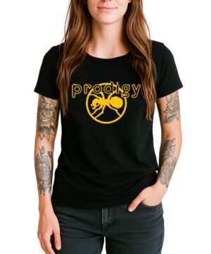 Czarna damska koszulka THE PRODIGY z żółtym logo i grafiką owada, noszona przez kobietę z długimi włosami i tatuażami na rękach.