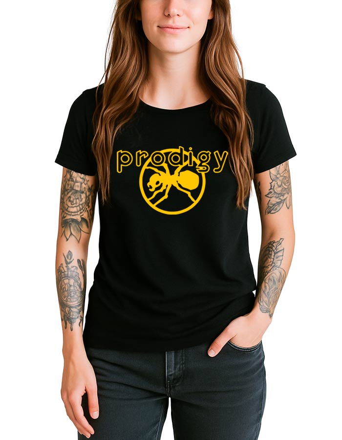 Czarna damska koszulka THE PRODIGY z żółtym logo i grafiką owada, noszona przez kobietę z długimi włosami i tatuażami na rękach.