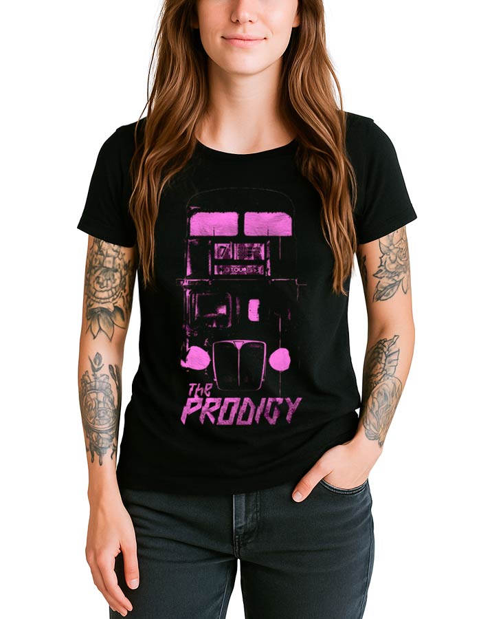 Czarna koszulka THE PRODIGY "No tourists" z różowym autobusem piętrowym, prezentowana przez kobietę z tatuażami.