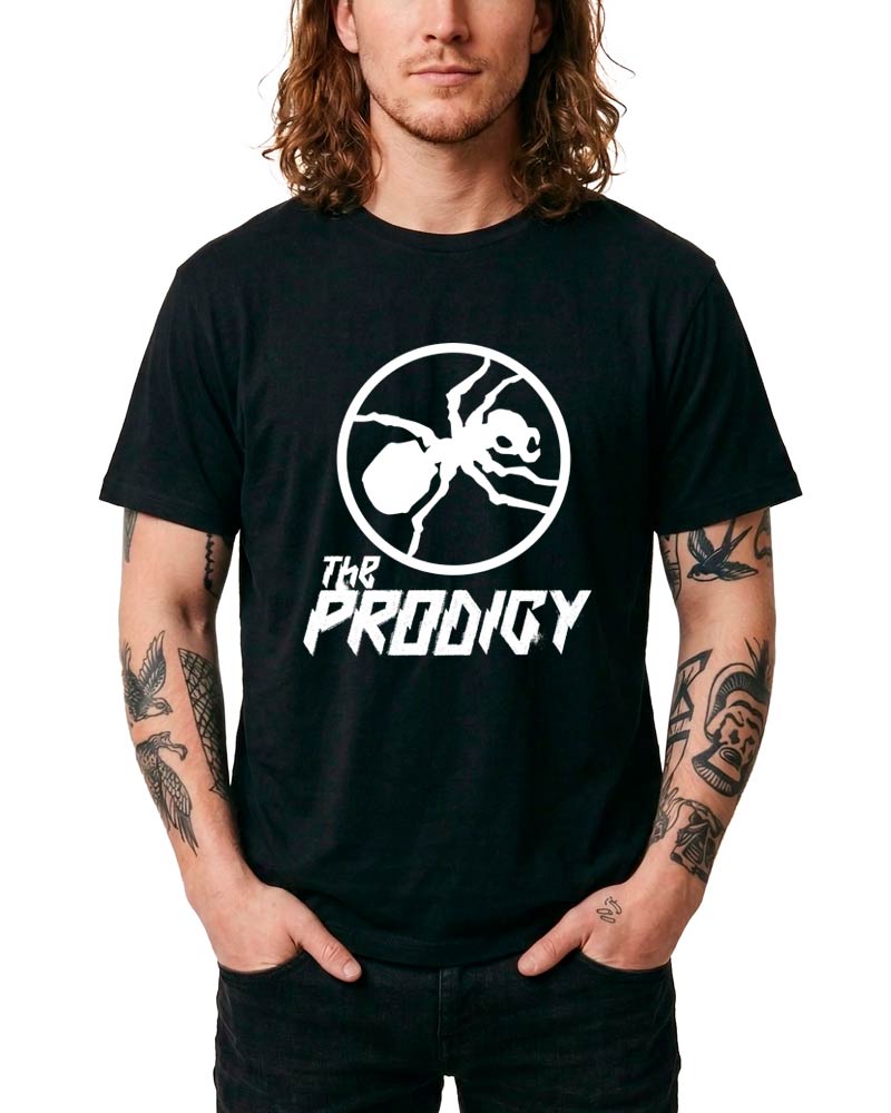Czarna koszulka THE PRODIGY z białym logo mrówki i napisem The Prodigy na przodzie. Idealna dla fanów zespołu.