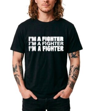 Czarna męska koszulka THE PRODIGY z białym napisem IM A FIGHTER, noszona przez osobę z tatuażami.