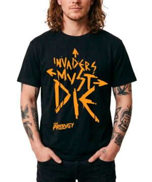 Czarna koszulka THE PRODIGY "Invaders must die" z żółtym napisem i strzałkami, prezentowana przez mężczyznę.