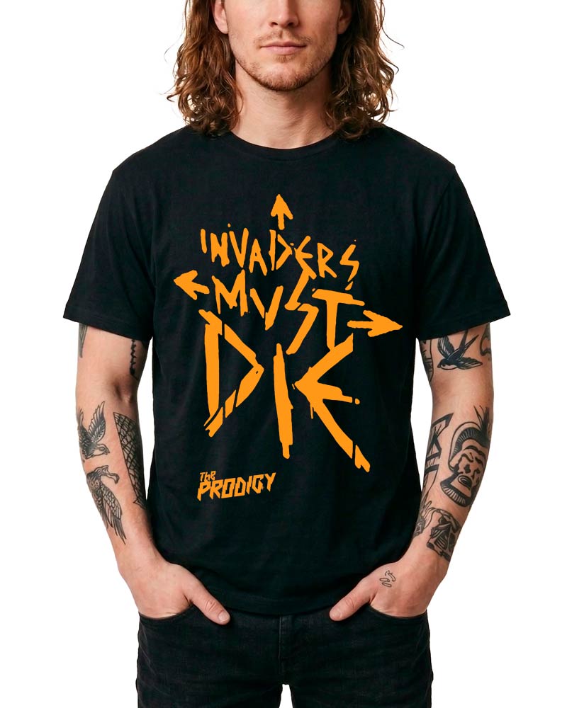 Czarna koszulka THE PRODIGY "Invaders must die" z żółtym napisem i strzałkami, prezentowana przez mężczyznę.