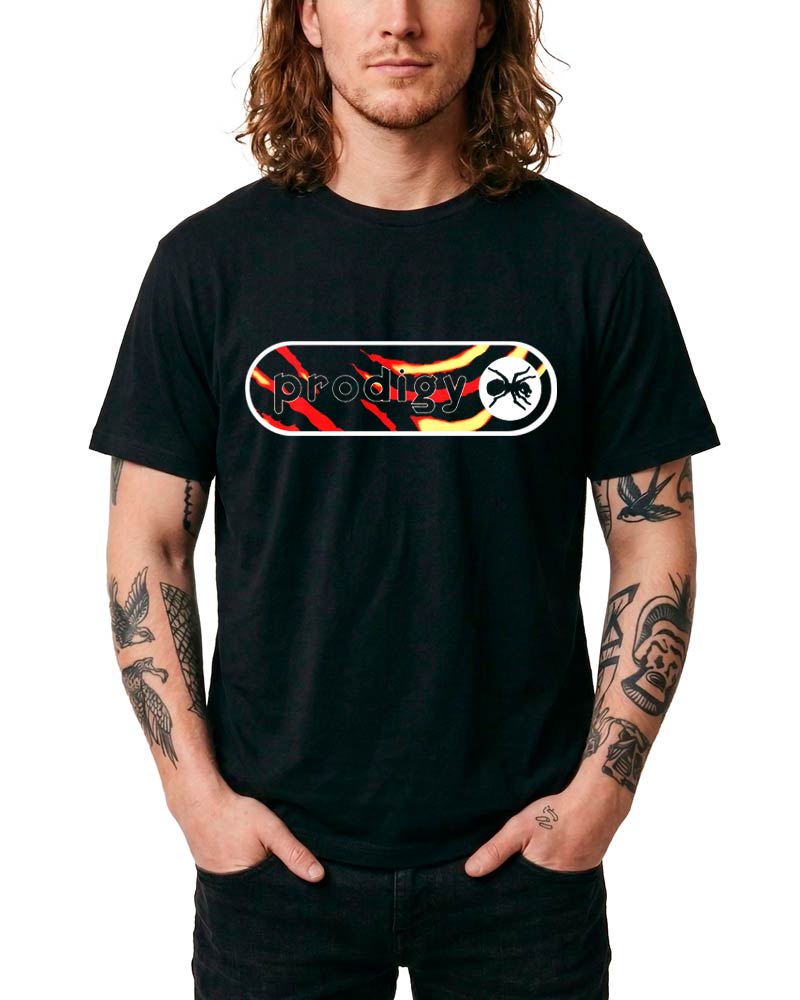 Czarny t-shirt THE PRODIGY "Logo '97" z czerwono-żółtym logo i grafiką mrówki, prezentowany przez mężczyznę z długimi włosami.