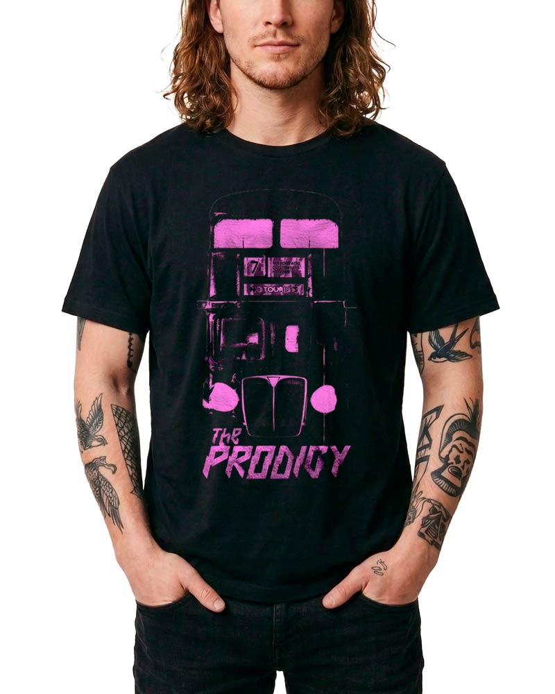 Czarna koszulka The Prodigy "No Tourists" z różowym autobusem piętrowym i logo. Model w tatuażach.