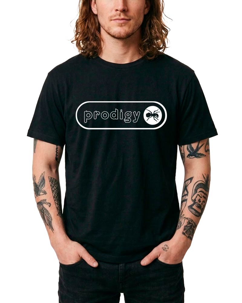 Czarna koszulka THE PRODIGY "Sign" z napisem "prodigy" i grafiką mrówki na przodzie, noszona przez osobę.
