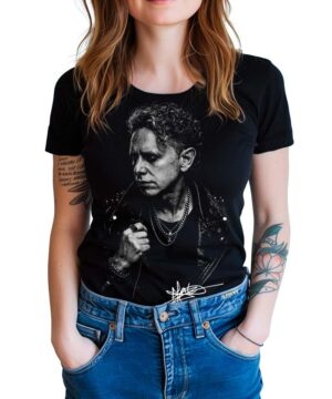 Kobieta nosi koszulkę damską DEPECHE MODE "Martin" w kolorze czarnym, prezentującą odważny czarno-biały portret mężczyzny w skórzanej kurtce z warstwowymi naszyjnikami i jego podpisem nadrukowanym poniżej.