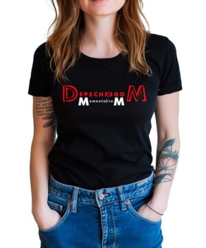 Kobieta ubrana w czarną koszulkę DEPECHE MODE "Memento Mori Sign" z rękami w kieszeniach dżinsów, tatuaże widoczne na przedramieniu.