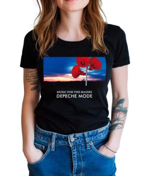 Kobieta ubrana w czarną koszulkę DEPECHE MODE "Music for the Masses" z grafiką zachodu słońca i głośników, stojąca z rękami w kieszeniach dżinsów.