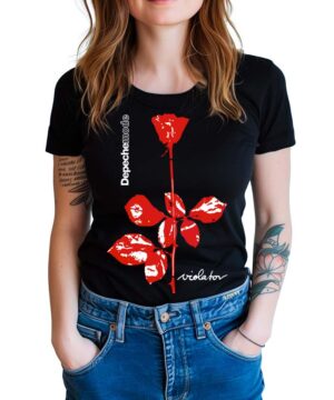 Kobieta ubrana w czarną koszulkę DEPECHE MODE "Violator" z grafiką czerwonej róży i niebieskie dżinsy, stojąca z rękami w kieszeniach.