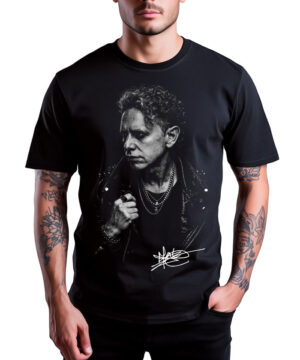 Osoba nosząca koszulkę męską DEPECHE MODE "Martin": czarną koszulkę z monochromatycznym wizerunkiem i podpisem mężczyzny z krótkimi kręconymi włosami i warstwowymi naszyjnikami.