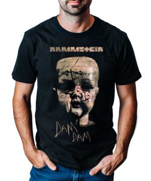 Czarna koszulka RAMMSTEIN "Dam dam" z nadrukiem twarzy lalki, napisami "RAMMSTEIN" u góry i "DAM DAM" na dole.