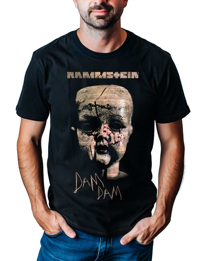 Czarna koszulka RAMMSTEIN "Dam dam" z nadrukiem twarzy lalki, napisami "RAMMSTEIN" u góry i "DAM DAM" na dole.