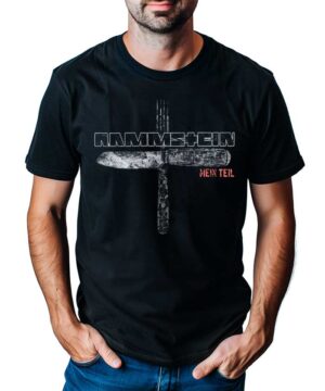 Męska czarna koszulka RAMMSTEIN "Mein Teil 2.0" z nadrukiem noża i postarzaną czcionką, model ma ręce w kieszeniach jeansów.