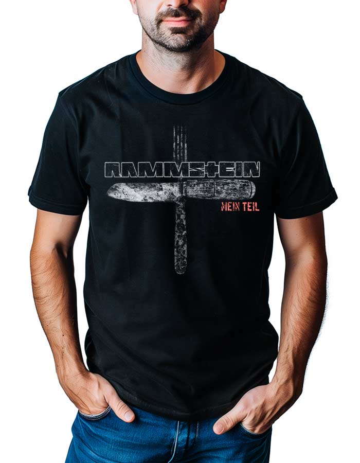 rammstein-tshirt-meski-koncertowy-czarny-mein-teil-2.0 Męska czarna koszulka RAMMSTEIN "Mein Teil 2.0" z nadrukiem noża i postarzaną czcionką, model ma ręce w kieszeniach jeansów.