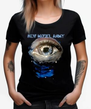 Czarna koszulka NEW MODEL ARMY "Eye" z niebieskimi akcentami, motywem oka, gwiazdami i logo zespołu nad grafiką.