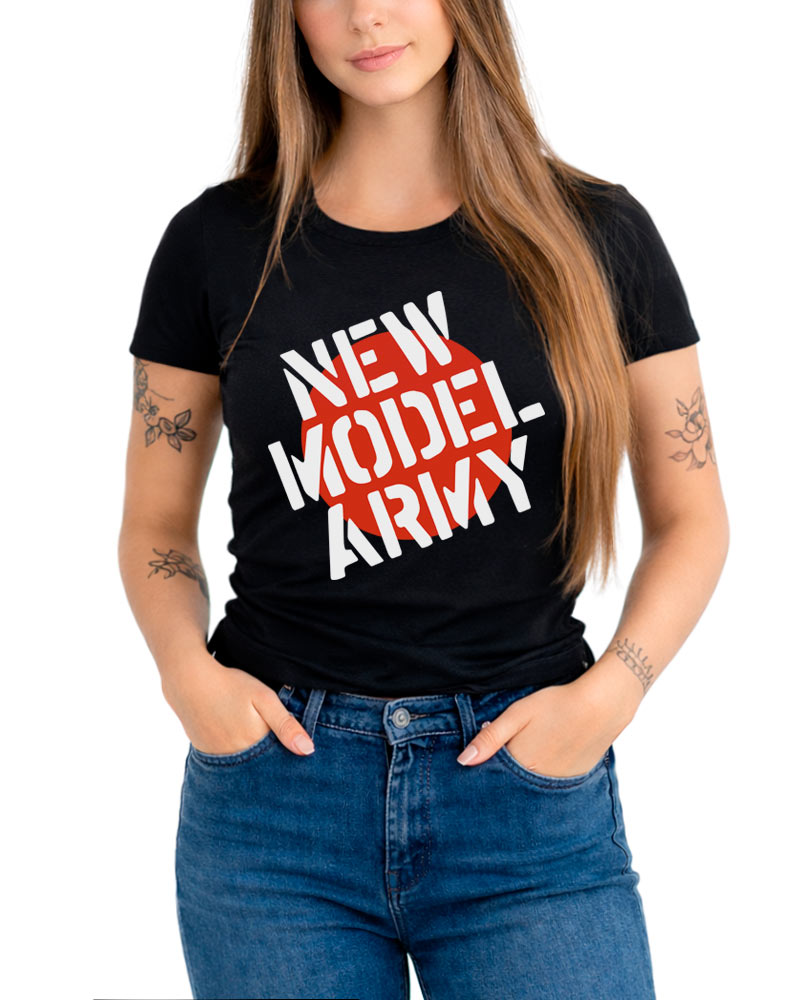Koszulka damska NEW MODEL ARMY Logo, kolor czarny, biały napis i czerwone koło, widoczne ręce z tatuażami.