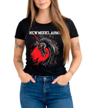 Czarna koszulka damska NEW MODEL ARMY "Unbroken" z grafiką głowy konia i czerwonymi akcentami, fason dopasowany.