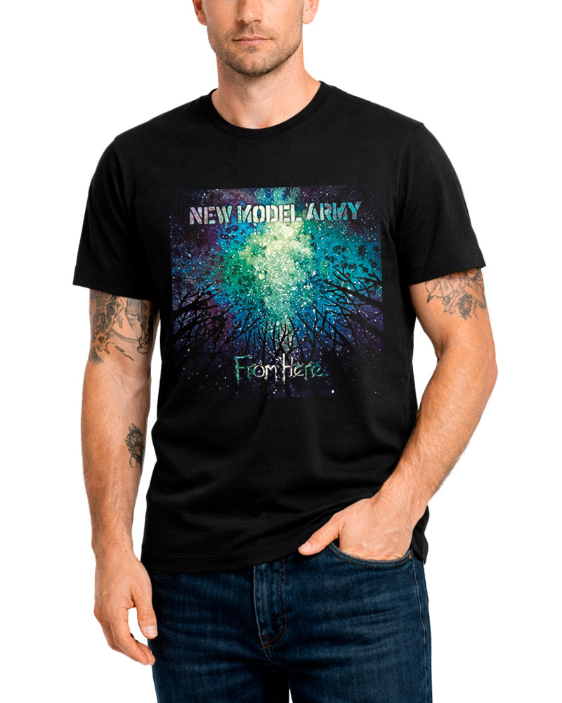 Czarna koszulka NEW MODEL ARMY "From Here" z kolorowym nadrukiem gałęzi drzewa i gwiaździstym wzorem z przodu.