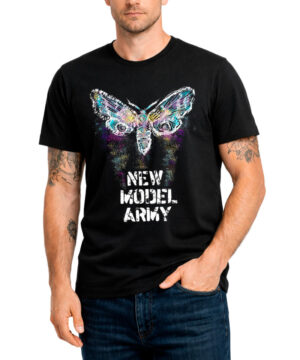 Czarna koszulka NEW MODEL ARMY "Sinfonia" z kolorowym abstrakcyjnym motylem i nazwą zespołu nadrukowaną pod grafiką.