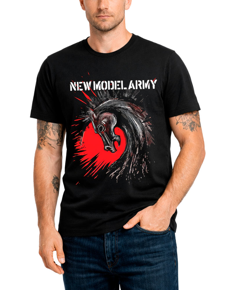 Czarna koszulka męska NEW MODEL ARMY Unbroken z czerwonym nadrukiem: nazwa zespołu i stylizowana głowa konia na okręgu.