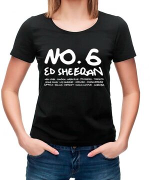 Osoba nosząca czarną koszulkę Ed Sheeran "No. 6 Collaborations Project" damską z grafiką, z numerem 6 Ed Sheeran i listą nazw miast wydrukowaną na biało.