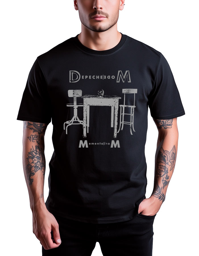 tshirt-meski-czarny-depeche-mode-memento-mori-table Mężczyzna ubrany w czarną koszulkę męską DEPECHE MODE "Memento Mori table" z grafiką stołu i dwóch krzeseł.