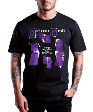 Osoba ubrana w czarną koszulkę DEPECHE MODE "Songs of Faith and Devotion" z fioletową grafiką i białym tekstem, stojąca z rękami w kieszeniach.