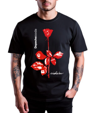Osoba nosząca koszulkę DEPECHE MODE "Violator", czarną koszulkę z grafiką czerwonej róży i napisami Depeche Mode i Violator nadrukowanymi z przodu.