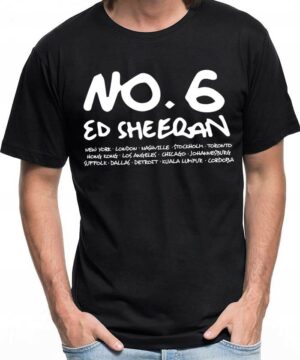 Osoba ubrana w czarną koszulkę Ed Sheeran "No. 6 Collaborations Project" z białymi nazwami miast nadrukowanymi z przodu.
