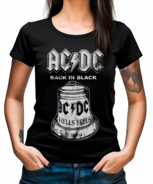 Kobieta nosi koszulkę damską ACDC "Hells Bells", czarną koszulkę z grafiką dzwonka inspirowaną albumem AC/DC Back in Black.