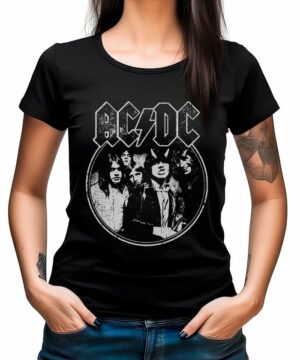 Osoba nosi koszulkę damską ACDC "Highway Group" w kolorze czarnym z grafiką i logo AC/DC w stylu vintage, ręce w kieszeniach dżinsów.