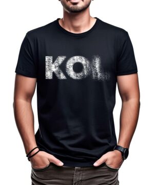 Czarna koszulka męska KINGS OF LEON z białym, postarzanym napisem "KOL", model prezentowany na tle białym.