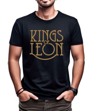 Czarna koszulka muzyczna KINGS OF LEON z dużym złotym napisem "Vintage logo" na przodzie, noszona przez mężczyznę.