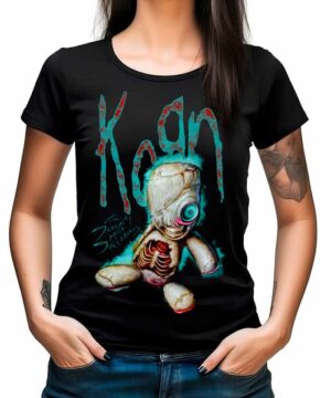 Czarna koszulka muzyczna KORN "New Doll" z logo zespołu i grafiką jednookiej lalki z widocznymi żebrami na przodzie.