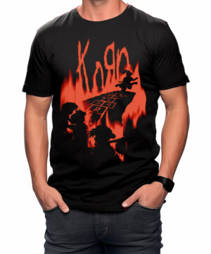 Czarna koszulka muzyczna KORN "Hopscotch Flame" z czerwono-pomarańczowymi sylwetkami, logo KORN i motywem klasy w gumę.