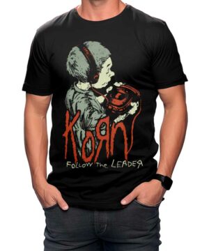 Czarna koszulka koncertowa KORN "Follow the Leader" na mężczyźnie, oficjalny t-shirt zespołu rockowego.
