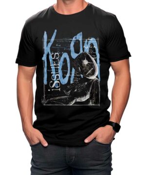 Czarna koszulka muzyczna KORN "Issues" z niebiesko-białym logo, abstrakcyjną grafiką i napisem "Issues" na przodzie.
