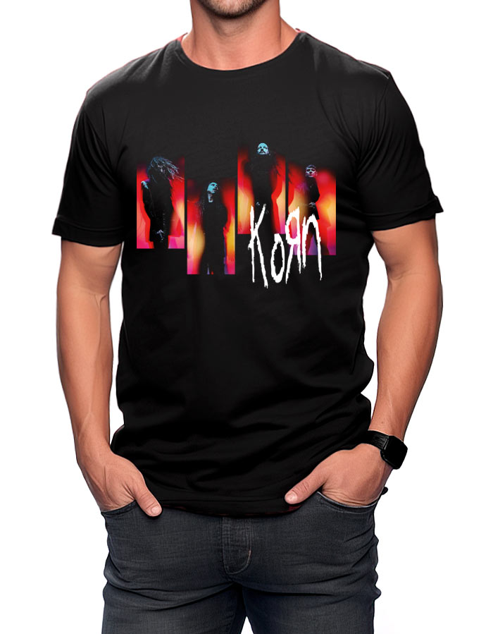 tshirt-muzyczny-czarny-meski-korn-requiem-tour Czarna koszulka muzyczna KORN "Requiem Tour" z logo zespołu i czterema sylwetkami na tle czerwono-pomarańczowym.