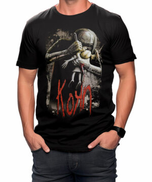 Czarna koszulka muzyczna KORN "Voodoo Doll" z logotypem zespołu i grafiką postaci jedzącej kukurydzę mechanicznymi dłońmi.