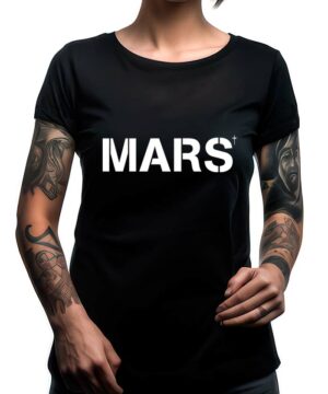 Czarna koszulka THIRTY SECONDS TO MARS z odważnym białym nadrukiem "MARS" z przodu, noszona przez osobę z wytatuowanymi ramionami.