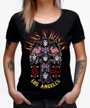 Czarna koszulka Guns N' Roses z nadrukiem czaszek, krzyża, flagi USA oraz napisem 85 CALI. Model "Los Angeles cross".