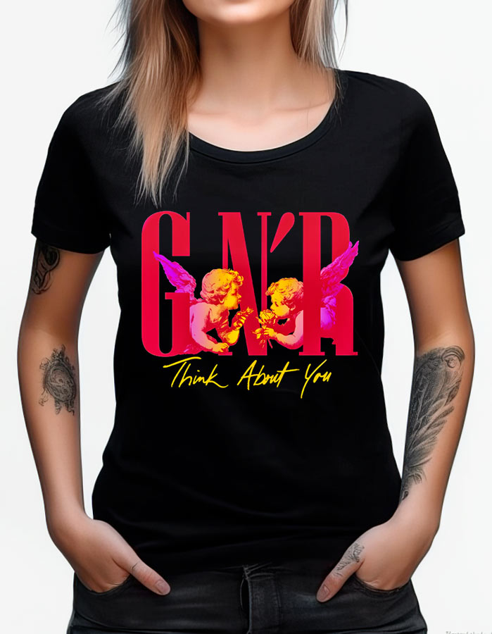 tshirt-muzyczny-damski-czarny-guns-and-roses-think-about-you Damska czarna koszulka Guns N' Roses z czerwonym logo GNR, żółtymi cherubami i żółtym napisem "Think About You".