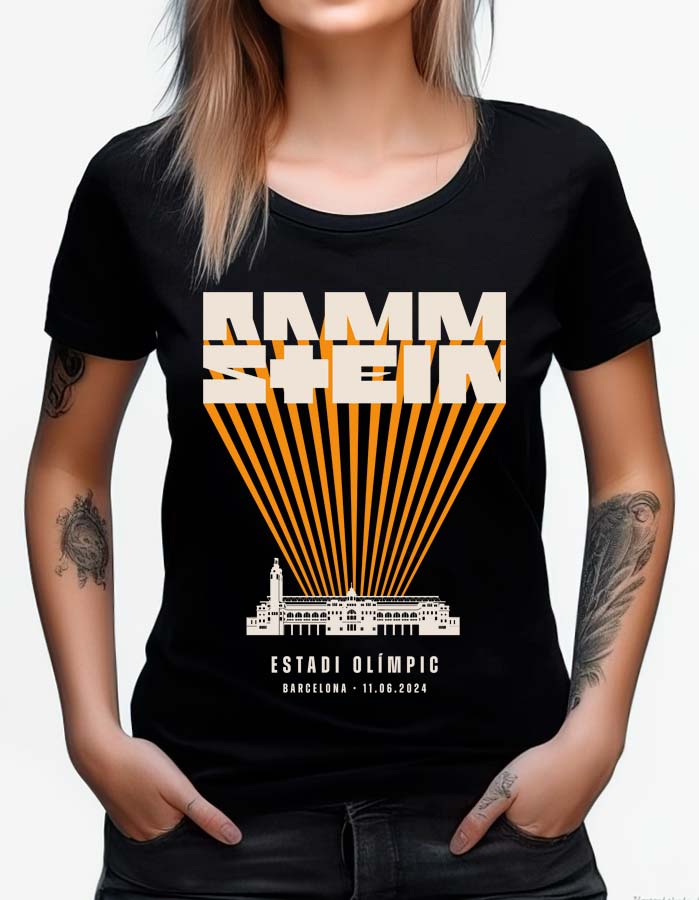 Czarna koszulka RAMMSTEIN z napisem "Barcelona - Europe Stadium Tour 2024", pomarańczowymi liniami i grafiką Estadi Olímpic.